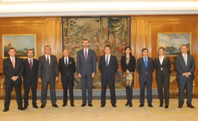 Fotografía de grupo de Su Alteza Real el Príncipe de Asturias con una representación de la Asociación Española de Directores de Recursos Humanos